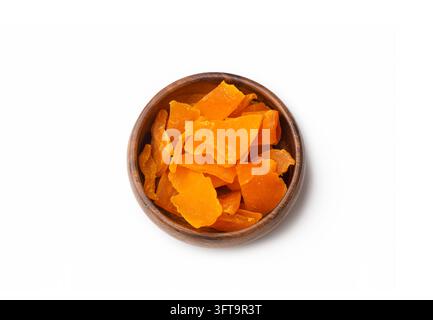 Vista dall'alto di fette di mango essiccate dolci all'interno di una ciotola rotonda di legno isolata su sfondo bianco pulito Foto Stock