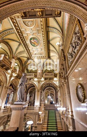 Scalinata principale neorinascimentale della Wiener Staatsoper con statue di marmo, pitture a soffitto e volte dorate, sulla Ringstrasse Foto Stock