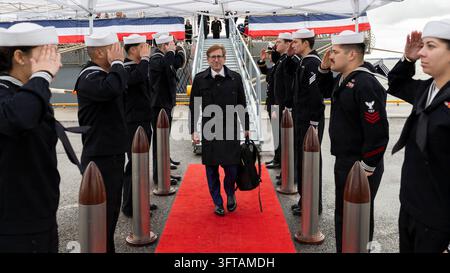Howard Brodie, ambasciatore degli Stati Uniti in Finlandia, scende dalla USS Paul Ignatius, un cacciatorpediniere a missili guidati, dopo un evento di visita a Helsinki, in Finlandia, il 9 ottobre 2026. Foto Stock
