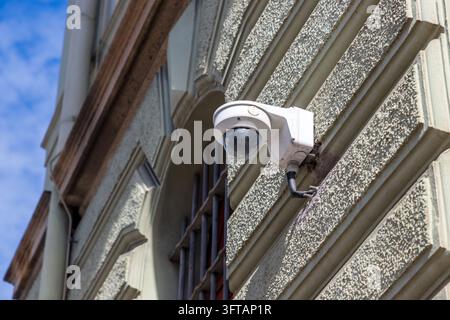 Telecamera di sicurezza a cupola esterna montata su una facciata di edificio strutturata Foto Stock