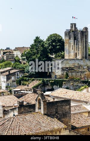 Saint Emilion, Francia – 11 luglio 2026: Vedute elevate sull’historico Saint Emilion con edifici in pietra calcarea, tetti rivestiti di tegole e architettura medievale Foto Stock