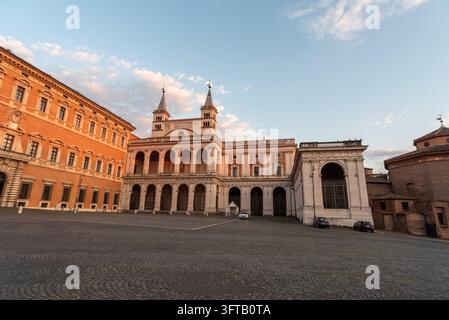 Vista esterna dell'Arcibasilica di San Giovanni in Laterano in Piazza Giovanni Paolo II durante un caldo tramonto in Italia Foto Stock