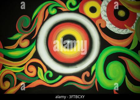 Vibrante pittura murale astratta con motivi di occhi a vortice, curve colorate audaci, cerchi concentrici artistici e disegni di linee decorative intricate Foto Stock