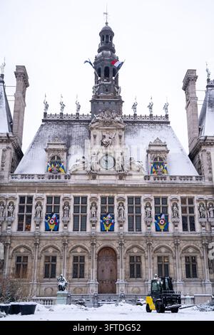 Parigi, Francia, 7 gen, 2026. Un piccolo caricatore spazza la neve davanti all'Hotel de Ville. Foto Stock
