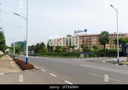 Kigali, Ruanda – 30 dicembre 2021: Gli edifici costeggiano la strada a Kigali, Ruanda. Foto Stock