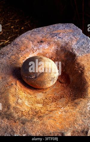 Pietra macina mano preistorica per macinare il grano Foto Stock