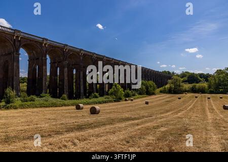 Il viadotto della valle dell'Ouse in una giornata estiva soleggiata Foto Stock