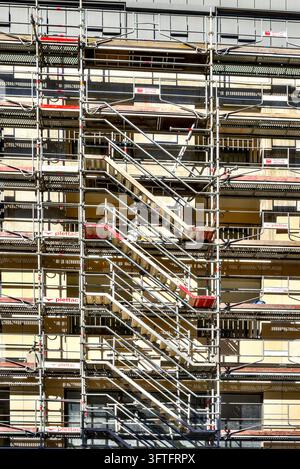 Grande soluzione di sicurezza per impalcature fornita da Altrad e Plettac Distribution nella costruzione di un nuovo edificio – Tours, Indre-et-Loire (37), Francia. Foto Stock