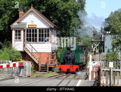 'Green Dragon' si avvicina alla stazione di Alston il 13.7.26 sulla South Tynedale Railway. Foto Stock