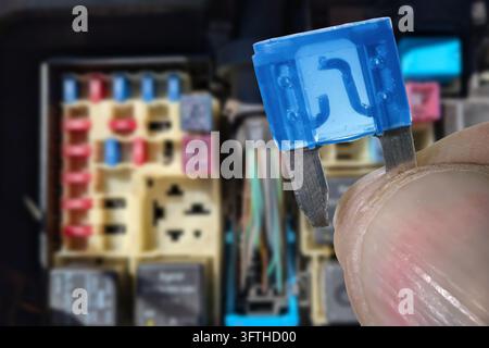 Prima vista di un fusibile bruciato estratto dal vano fusibili dell'auto. Foto Stock