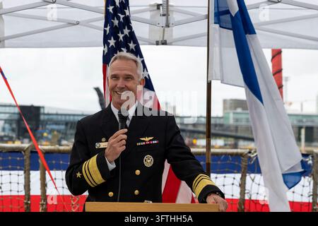 Helsinki, Finlandia. 09 ottobre 2026. Il viceammiraglio J.T. Anderson della Marina degli Stati Uniti, comandante della 6ª Flotta statunitense, tiene un discorso durante un evento per visitatori illustri a bordo del cacciatorpediniere USS Paul Ignatius, il 9 ottobre 2026 a Helsinki, Finlandia. Credit: PO2 Deven Fernandez/U.S. Navy Photo/Alamy Live News Foto Stock