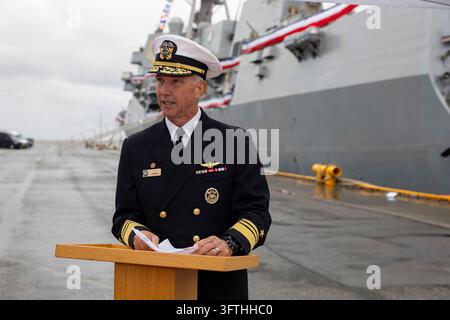Helsinki, Finlandia. 09 ottobre 2026. Il viceammiraglio J.T. Anderson della Marina degli Stati Uniti, comandante della 6ª Flotta statunitense, si rivolge ai media finlandesi accanto al cacciatorpediniere USS Paul Ignatius durante una visita al porto, il 9 ottobre 2026 a Helsinki, Finlandia. Credit: PO2 Deven Fernandez/U.S. Navy Photo/Alamy Live News Foto Stock