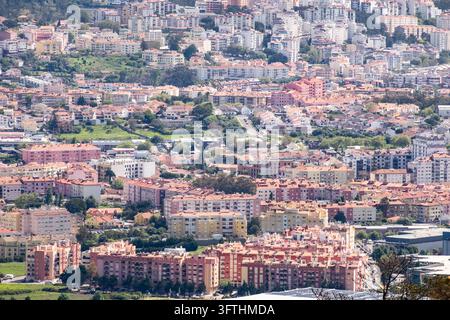 Blocchi di appartamenti densi dei quartieri residenziali del comune di Sintra, visti dalle colline di Sintra vicino al palazzo di Pena, Portogallo. Foto Stock