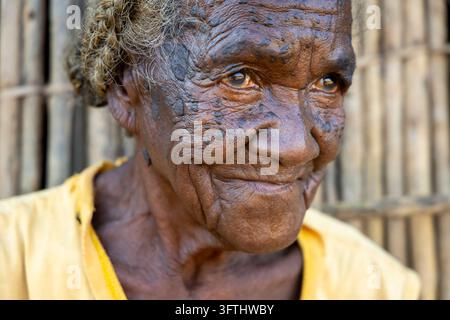 Ritratto laterale in primo piano di una donna anziana con pelle profondamente rugosa e capelli grigi, Menabe, Tsiribihina, Madagascar Foto Stock