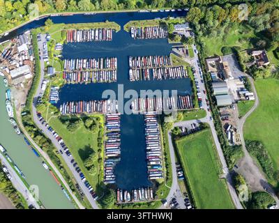 Vista aerea della Saul Junction Marina con numerose chiatte ormeggiate in file ordinate nel bacino del canale di Gloucester e Sharpness, circondata Foto Stock