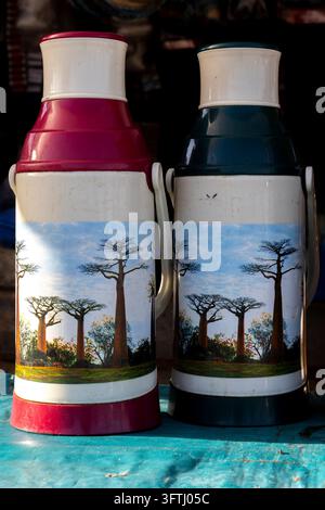 Due borracce vintage decorate con un'illustrazione di un albero di baobab in piedi su un tavolo, Menabe, Belo sur Mer, Madagascar Foto Stock