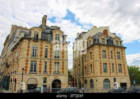 Parigi, Francia – 31 luglio 2019: Vista degli edifici storici in mattoni e pietra di Place des Vosges, con architettura francese classica e finestre ad arco Foto Stock