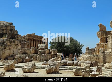 Turisti che esplorano le antiche rovine di Baalbek Foto Stock