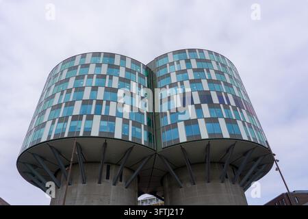 Copenaghen, Danimarca - 22 aprile 2019: Vista del moderno complesso di uffici Axel Towers con torri cilindriche in vetro distintivi e supporti in cemento e Foto Stock