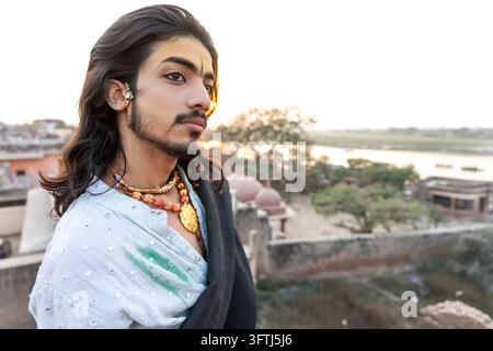 Ritratto di un giovane con capelli lunghi e barba, con un tilak e una collana di perle, Uttar Pradesh, Vrindavan, India Foto Stock