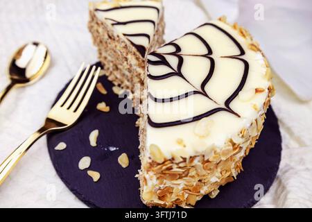 Tradizionale torta ungherese Esterhazy con decorazione a griglia sul piatto Foto Stock