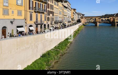 Vista panoramica dell'argine Lungarno Degli Acciaiuoli con folle di turisti che guardano verso il Ponte Vecchio sopra l'Arno, Firenze, Toscana, Italia Foto Stock