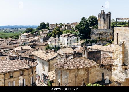 Saint Emilion, Francia – 11 luglio 2026: Vedute elevate sull’historico Saint Emilion con edifici in pietra calcarea, tetti rivestiti di tegole e architettura medievale Foto Stock