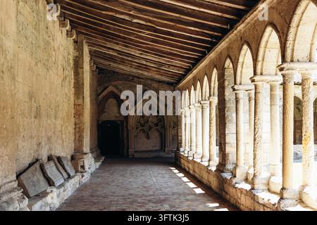 Saint Emilion, Francia - 11 luglio 2026: Galleria cloistrale medievale della Collegiata di Saint Emilion con archi in pietra e un tetto in legno Foto Stock