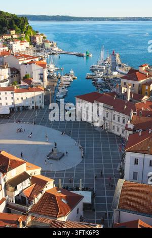 Vista ad angolazione alta dal campanile di San Giorgio su Piazza Tartini e il porto interno di Pirano, Slovenia. Foto Stock