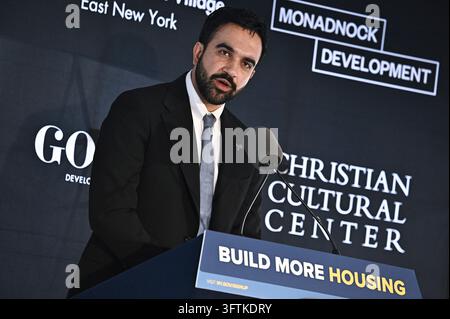 USA. 15 ott., 2026. Il sindaco di New York City Zohran Mamdani parla durante una cerimonia di taglio del nastro per nuove case popolari nel quartiere di Brooklyn a New York City, NY, il 15 ottobre 2026. (Foto di Anthony Behar/Sipa USA) Credit: Sipa USA/Alamy Live News Foto Stock