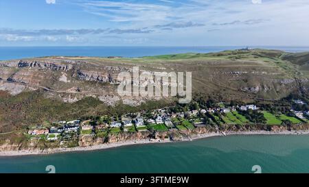 Vista aerea con drone delle case sul lungomare sotto le scogliere di Great Orme vicino a Llandudno, Conwy, Galles Foto Stock