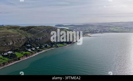 Visione aerea con drone della costa di Great Orme e della riva occidentale di Llandudno sulla costa di Conwy, Galles Foto Stock