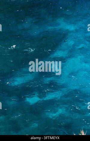 Bellissima acqua turchese chiara dell'oceano vista dall'alto Foto Stock