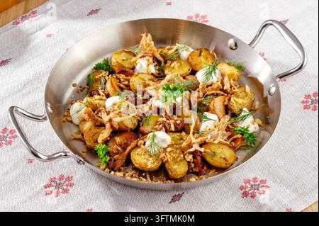 Patatine arrosto con panna acida e cipolle fritte Foto Stock