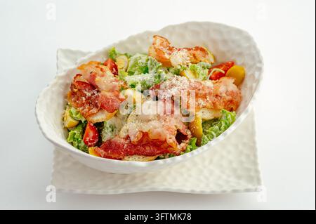 Insalata Caesar fresca con pancetta e parmigiano Foto Stock