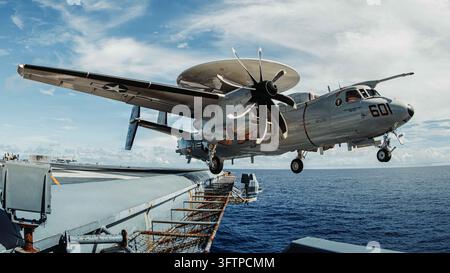 Mare delle Filippine. 27 giugno 2026. Un E-2D Hawkeye della U.S. Navy dell'Airborne Command and Control Squadron 125 decolla dalla portaerei USS George Washington per supportare un esercizio di affondamento a fuoco reale dell'ex USS Juneau durante Valiant Shield 2026, il 27 giugno 2026 nel Mare delle Filippine. Credito: PO3 Nicolas Quezada/U.S. Navy Photo/Alamy Live News Foto Stock