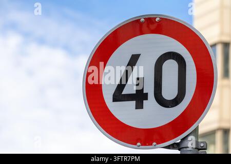 Segnale stradale tedesco con limite di velocità di 40 km/h su sfondo di cielo blu Foto Stock