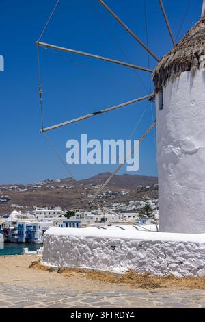 Un tradizionale mulino imbiancato a calce si affaccia su Little Venice e Mykonos Town, mostrando l'iconica architettura cicladica dell'isola e la splendida Egeo Foto Stock