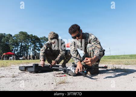 Camp Lejeune, Stati Uniti d'America. 19 agosto 2026. Sergente Carlos SolorzanoBenitez del Corpo dei Marines degli Stati Uniti, a sinistra, e Pfc. Aidan Sherman, membri dell'equipaggio di un veicolo blindato leggero del Battalion Landing Team 1st Battalion, 8th Marines, effettuano la manutenzione post-volo su un aereo autonomo Bolt-M durante una gamma di munizioni organica per crociera, il 19 agosto 2026 alla base del Corpo dei Marines di Camp Lejeune, Carolina del Nord. Credit: Cpl Osmar VasquezHernandez/U.S. Marine Corps Photo/Alamy Live News Foto Stock
