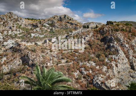 Antiche mura e fortificazioni in pietra che si snodano lungo i ripidi pendii rocciosi del Monte San Giovanni a Cotor, Montenegro Foto Stock