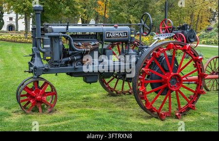 Trattore vintage McCormick-Deering Farmall con ruote in acciaio rosse in mostra al Maniero di Pakruojis, Lituania. Foto Stock