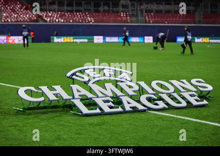 13 ottobre 2026, Sassonia, Lipsia: Calcio, Uomini: Champions League, RB Lipsia vs. PSV Eindhoven, Fase a gironi, 2ª giornata, Red Bull Arena; il logo della UEFA Champions League è visualizzato sul campo. Foto: Jan Woitas/dpa Foto Stock