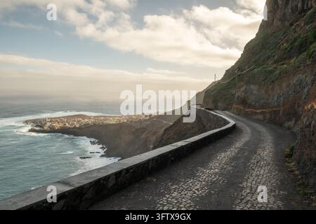 Strada costiera lungo scogliere ripide sull'oceano a Santo Antão, Capo Verde Foto Stock