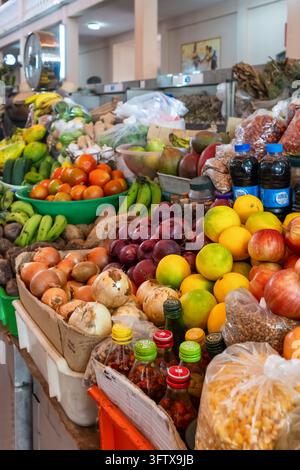 Frutta e verdura tropicale fresca al mercato municipale di Mindelo, Capo Verde Foto Stock