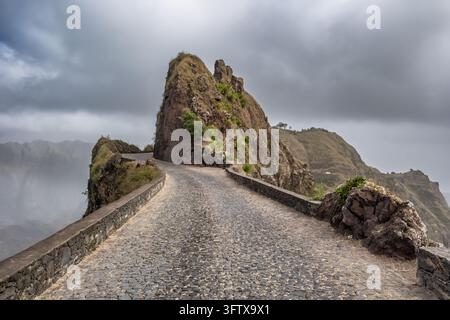 Strada di montagna in ciottoli che attraversa la stretta cresta Delgadinho a Santo Antao Foto Stock
