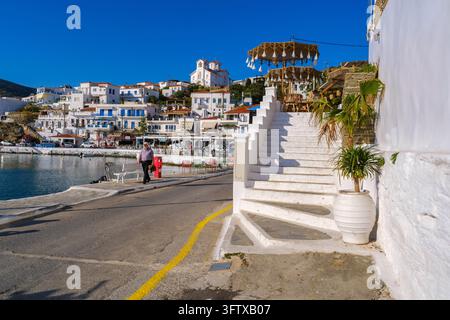 Andros, Grecia - 21 maggio 2026: Villaggio di Batsi con edifici sul lungomare e spiaggia sull'isola di Andros Foto Stock