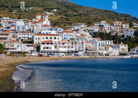 Andros, Grecia - 21 maggio 2026: Villaggio di Batsi con edifici sul lungomare e spiaggia sull'isola di Andros Foto Stock