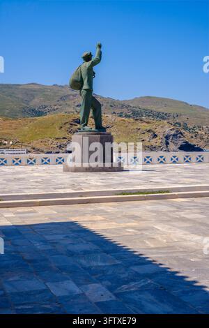 Andros, Grecia - 21 maggio 2026: Monumento al marinaio sconosciuto, Chora Foto Stock