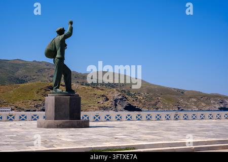 Andros, Grecia - 21 maggio 2026: Monumento al marinaio sconosciuto, Chora Foto Stock