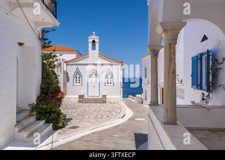 Andros, Grecia - 21 maggio 2026: Chiesa di Santa Barbara nel villaggio di chora di Andros con vista sul mare Foto Stock